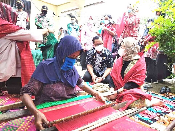Di Juntikebon Ada Pengrajin Kain Tenun Masih Gunakan Tangan