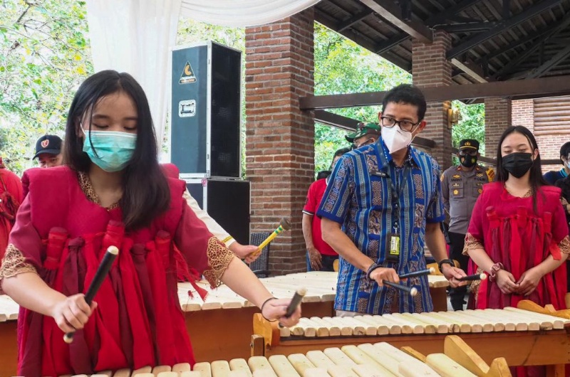 Sandiaga Uno Coba Bermain Kolintang di Tengah Tinjau KEK Likupang