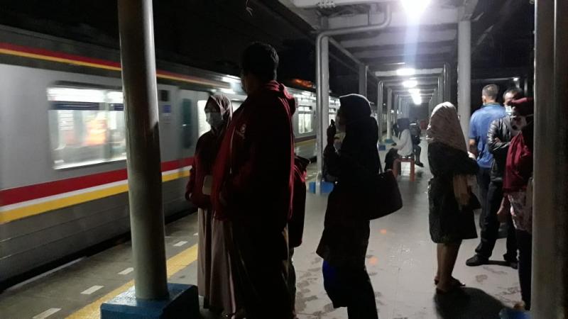 Hujan Minggu Malam, Penumpang KRL Berdatangan ke Stasiun Tambun