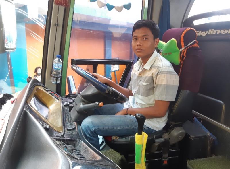 Anak Muda Berumur 21 Tahun ini Jago Kemudikan Bus ALS Medan-Jakarta