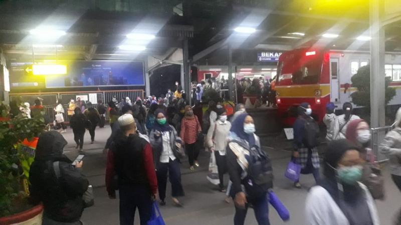 Penumpang KRL Menumpuk di Stasiun Bekasi karena Kereta Tak Dapat Melintas Dampak Kebakaran di Bulak Kapal