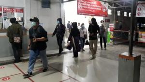 Stasiun Tambun Bejibun Penumpang KRL yang Baru Pulang Kerja di Hari Libur
