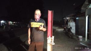 Malam Jumat, Kakek ini Jaga Perlintasan Kereta Api di Jalan Nona Merah Cibitung