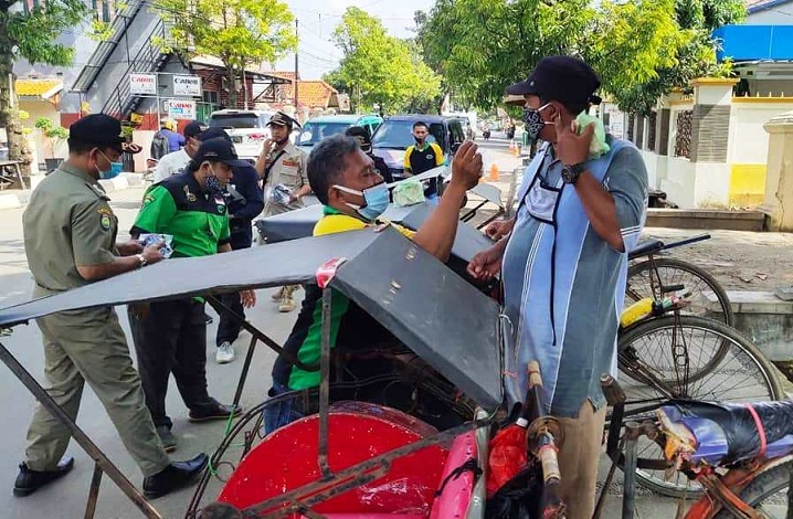 Tukang Becak dan Pekerja Serabutan Jadi Sasaran Baksos RAPI Indramayu