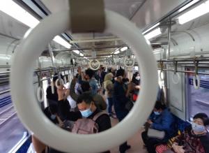 Pengguna KRL di Stasiun Tambun Menunggu Keberangkatan di Peron Bangunan Baru