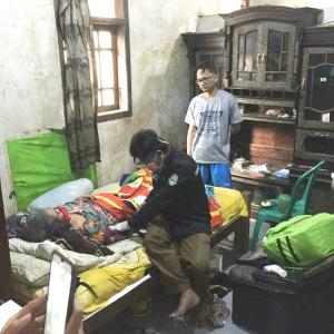 Program Dokmaru di Lohbener, Sehari Dokter Kunjungi 2 Rumah Pasien