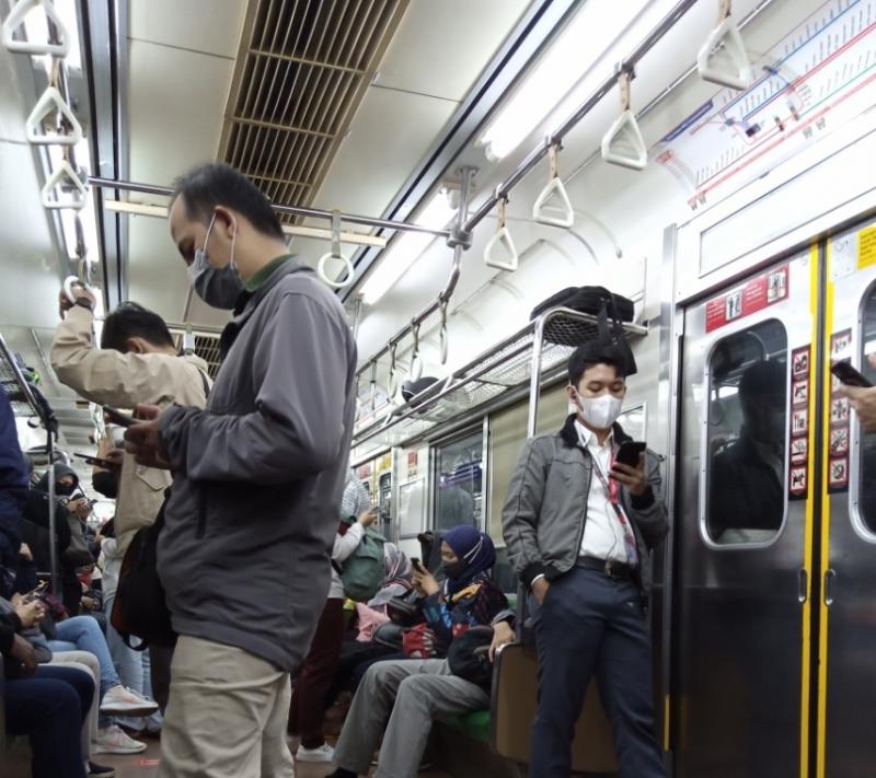 Naik KRL dari Stasiun Gondangdia pukul 19.00, Sampai Cawang Penumpang masih Sepi dan Bisa Jaga Jarak