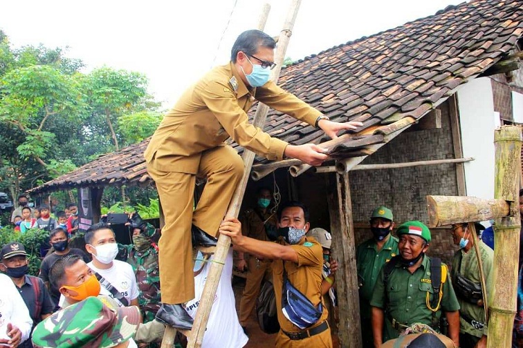 Wabup Subang Naik Tangga Turunkan Genteng Rumah Warga