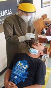 Pasca Ada Pengurus PWI Indramayu Terpapar Covid-19, BPBD Semprot Disinfektan dan Dinkes Melakukan Swab Test