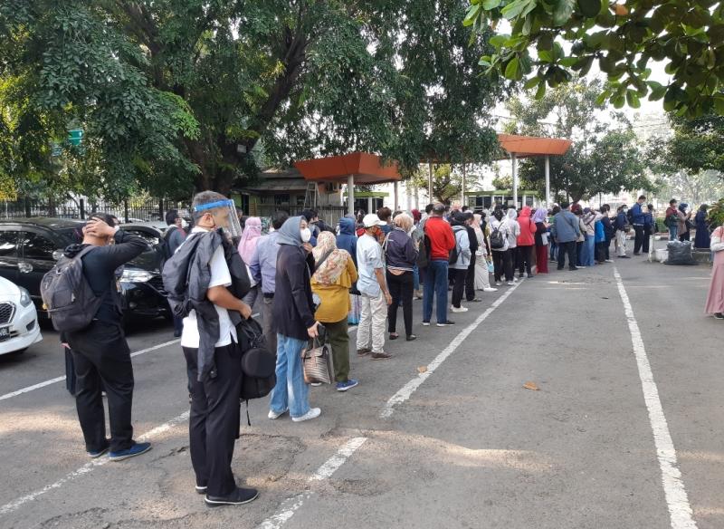 Antrean Penumpang KRL Mengular di Stasiun Bekasi