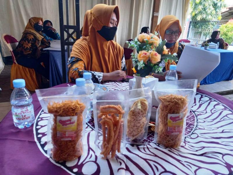 Ibu-Ibu PKK Dilatih Mengolah Singkong Jadi Pizza