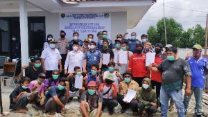 KSOP Marunda Bagikan 30 Pas Kecil kepada Nelayan di Muara Tawar
