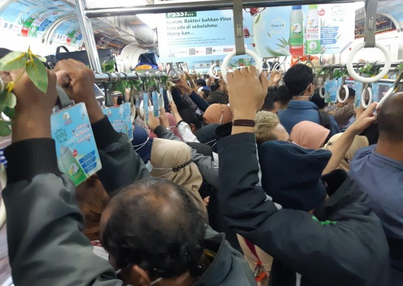 KRL Arah Cikarang Berjubel Penumpang, Tidak Ada Jaga Jarak