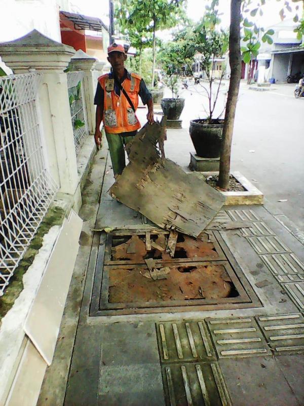 Berbahaya, Besi Plat Penutup Lubang Kuras Trotoar Jalan Sudirman Indramayu Berlubang