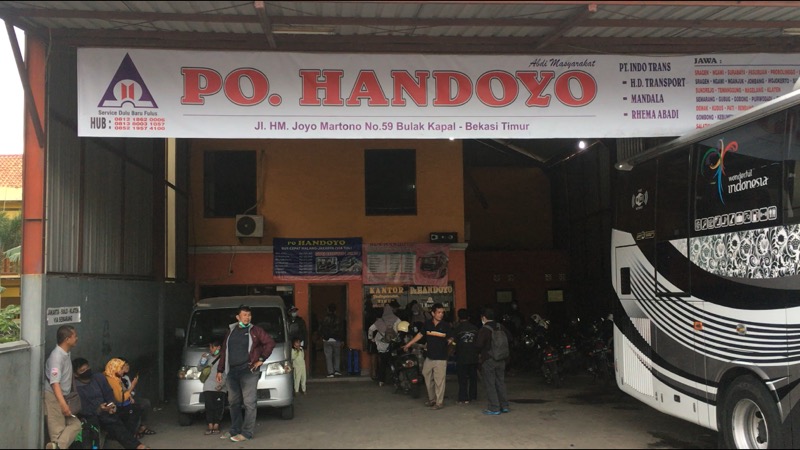 Pool Bus Handoyo Bekasi Timur Banjir Penumpang