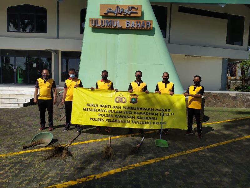 Sambut Bulan Ramadhan, Polsek Kawasan Kalibaru Gelar Bersih-bersih Masjid dan Bagikan Beras