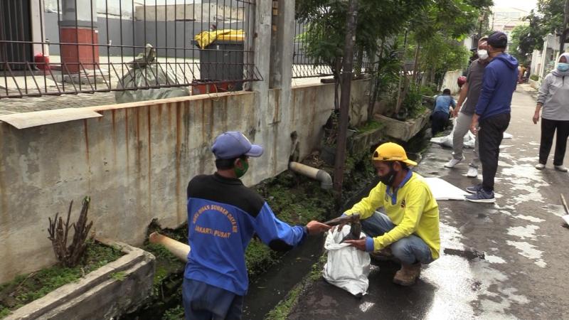 Camat Gambir Pimpin Kerja Bakti di Cideng