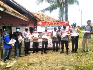Polres Indramayu Bagikan 250 Kg Beras kepada 50 KK Warga Desa Cikawung Terdampak Bencana Angin Puting Beliung 