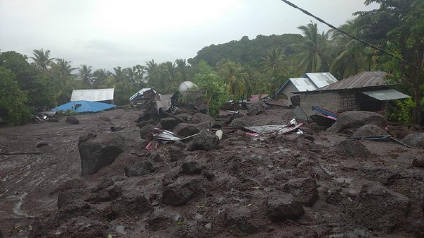 Banjir Bandang di Flores Timur, Ratusan Orang Tertimbun Longsor Belum Ditemukan