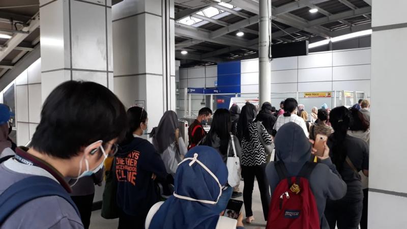 Mau Naik KRL, Penumpang Berjubel Antre Masuk Stasiun Bskasi Timur