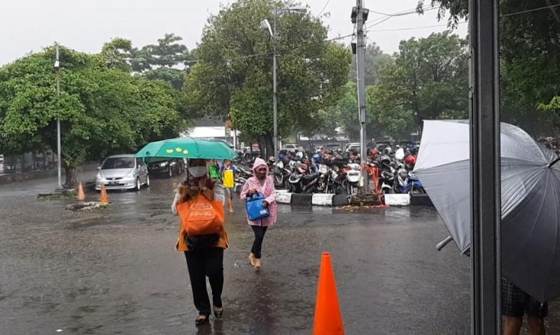 Antrean Pengguna KRL Kehujanan di Stasiun Bekasi