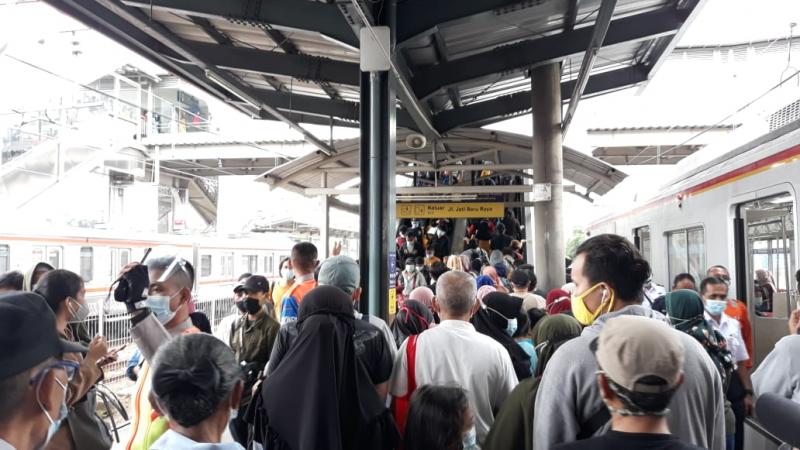 Jelang Ramadan, Stasiun Tanah Abang Sesak Penumpang KRL