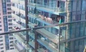 40 Wanita Telanjang di Atas Balkon Gedung Pencakar Langit Ternyata Berasal dari Ukraina