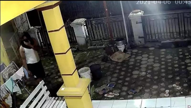 Berpakaian Seperti Ninja Hatori, Maling Ini Secepat Kilat Curi Celana Dalam Gadis