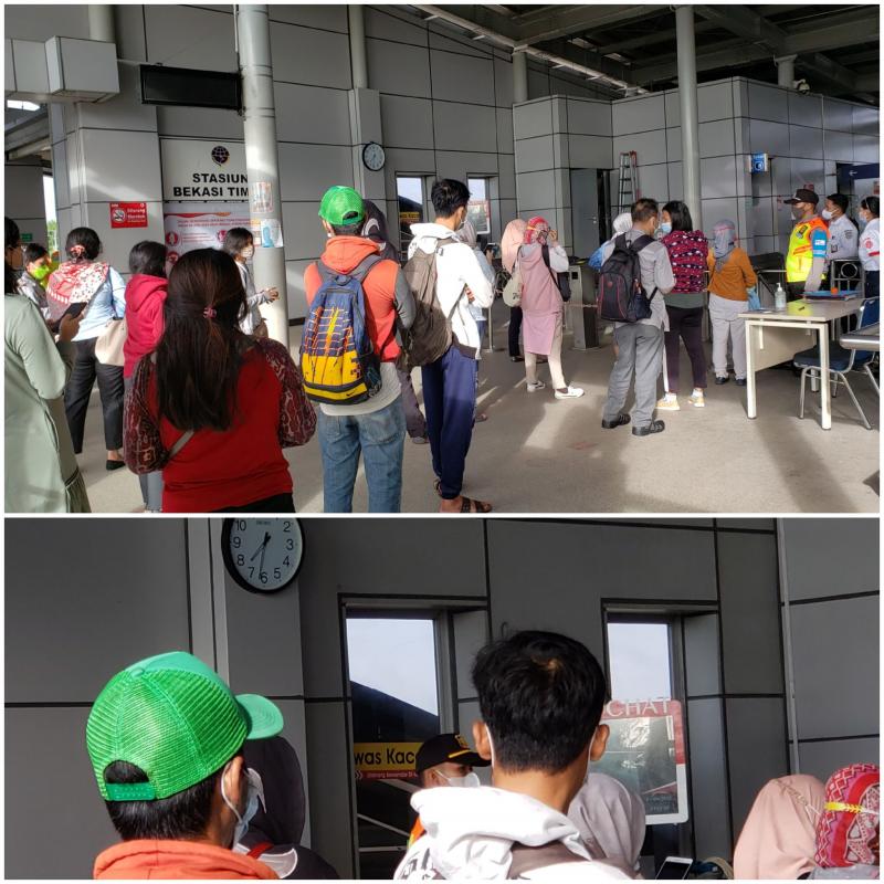 Peron Masih Kosong, Tapi Penumpang Antre Lama di Luar Tap Tiket Stasiun Bekasi Timur
