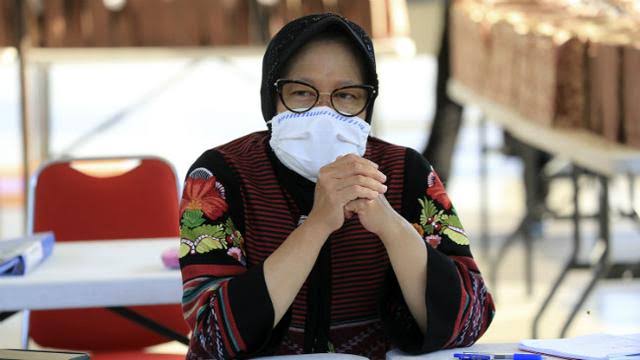 Cuaca Buruk, Mensos Risma Akui Bantuan ke NTT Terlambat