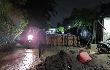 Jalan Menuju Pergudangan di Cipondoh Ditutup Ahli Waris, Karyawan Terpaksa Bawa Barang Pakai Troli