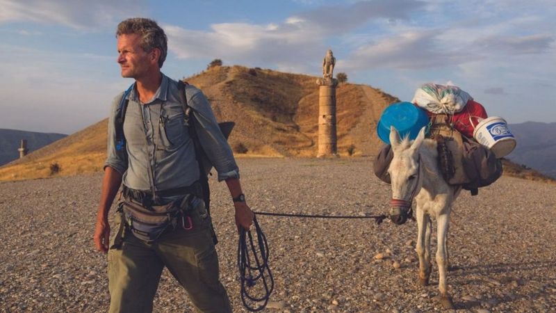 Kisah Jurnalis Perang yang Berkelana Keliling Dunia Sejauh 12.000 Km Dengan Berjalan Kaki