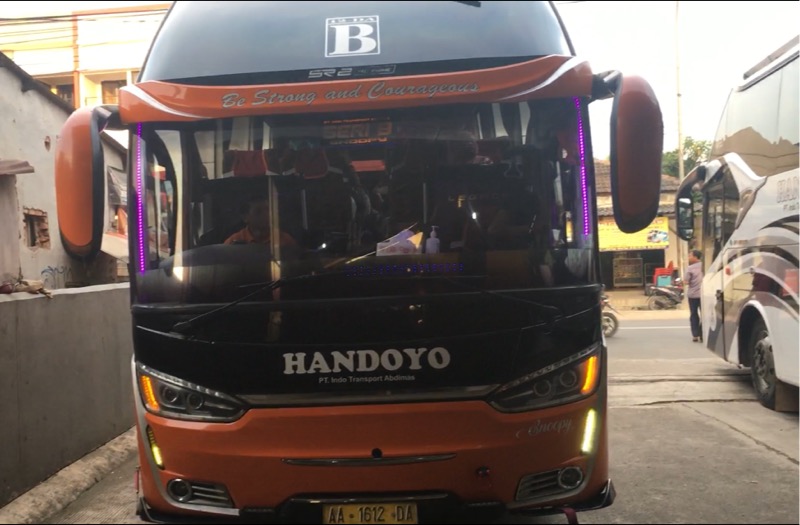 Bus Handoyo di Pool Bekasi Timur, Ramai Penumpang Kamis Sore