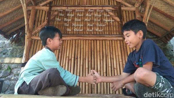 Menengok Kerukunan Warga Muslim-Sunda Wiwitan di Kampung Adat Cireundeu Cimahi