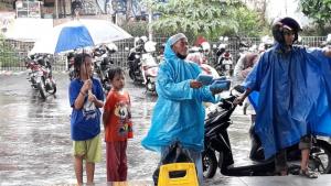 Dengan Ojek Payung, Penumpang KRL Terabas Hujan Deras Jelang Maghrib di Stasiun Sudimara 