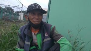 Kakek Ini jadi Driver Ojol tetap Semangat Berpuasa di tengah Mencari Orderan