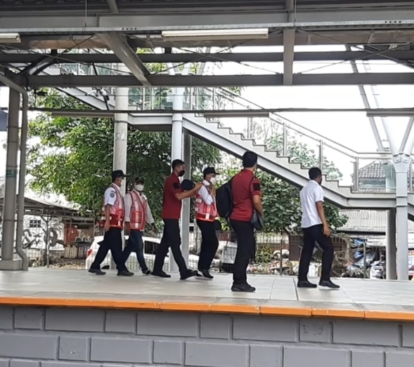 Menhub Naik KRL dari Jatinegara untuk Sosialisasi Kendaraan Listrik di Stasiun Bekasi Timur