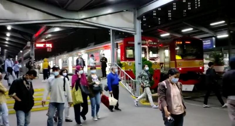 Kartini-Kartini itu Naik KRL di Stasiun Bekasi: Pergi dan Pulang Saat Mentari Hilang