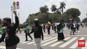 Puluhan Buruh Demo di Gedung MK Tolak UU Ciptaker