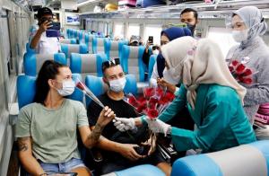 Meriahkan Hari Kartini, Seluruh Petugas Wanita di Stasiun Kenakan Kebaya dan Bagikan Bunga ke Penumpang KA