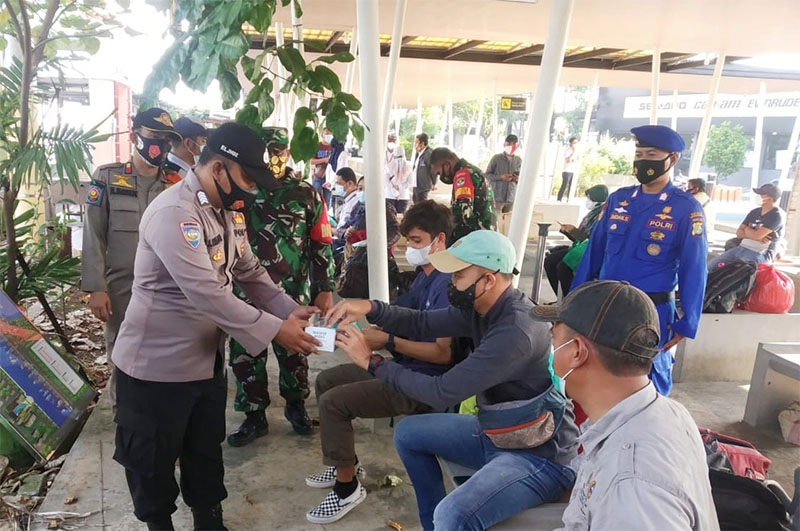 Polres Kepulauan Seribu dan Polsek Jajaran Bagikan 2.300 Masker Medis Gratis Secara Serentak