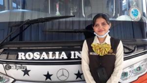 Elvi Gadis Ayu Pekalongan Pramugari Bus Rosalia Indah: Saya Memang Hobi Traveling