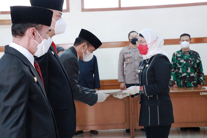 3 Pejabat Eselon II Dilantik Bupati Nina Agustina, 2 Camat Naik Jabatan 