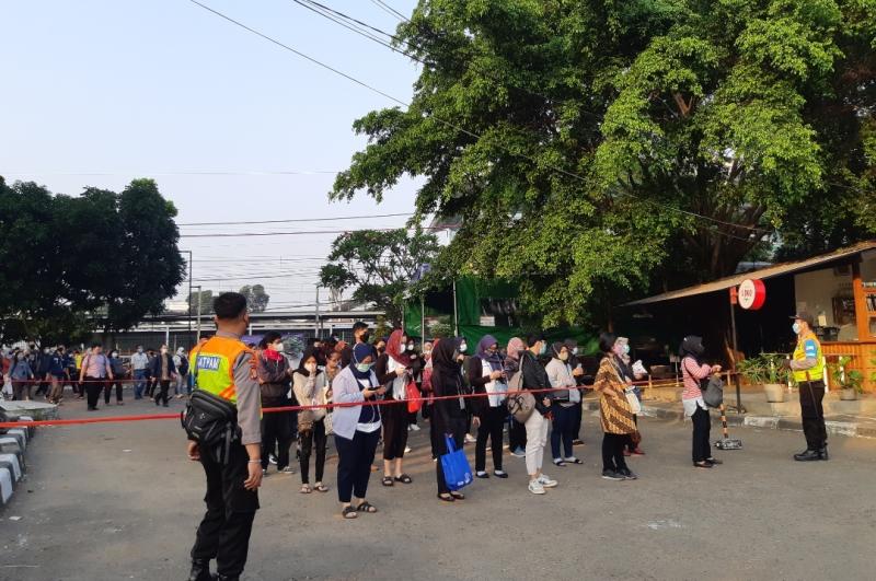 Tak Terjadi Antrean Panjang Penumpang  KRL di Stasiun Bekasi