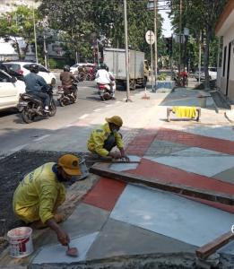 Kembalikan Fungsi Trotoar, Bangunan Pospol di Jalan AM Sangaji di Bongkar