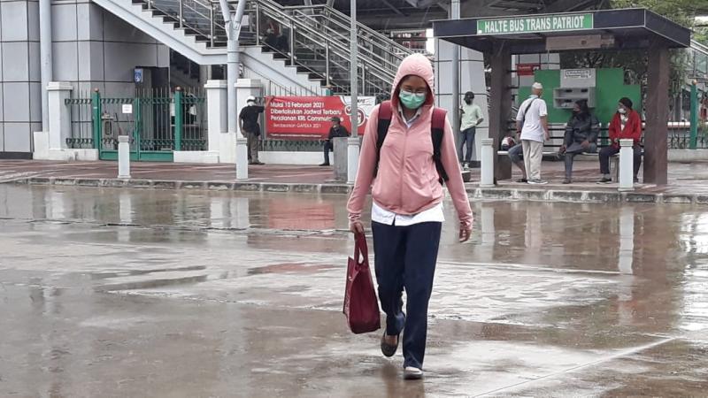 Diguyur Hujan, Stasiun Bekasi Timur Lengang Penumpang