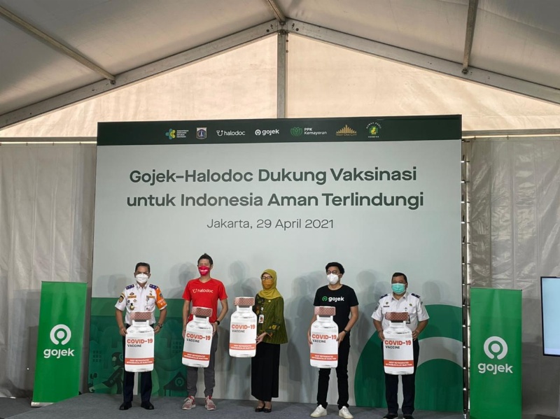 Kemenhub Apresiasi Vaksinasi Massal 40.000 Mitra Gojek Melalui Drive-Thru