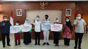 Peringati May Day, Pemkab Indramayu Serahkan 220 Paket Sembako 