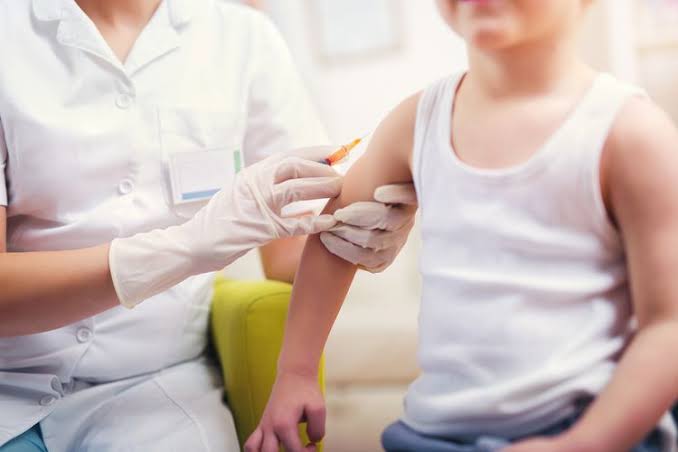 Tips Aman Bawa Anak Imunisasi di Masa Pandemi