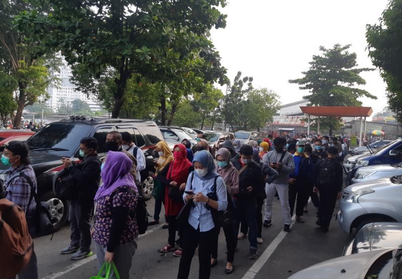 Antrean Pengguna KRL Mengular di Stasiun Bekasi
